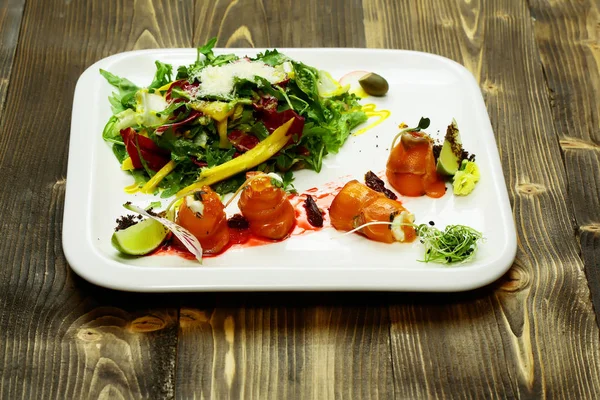 Red fish rolls and salad — Stock Photo, Image