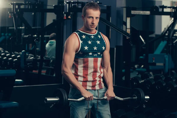 ハンサムなセクシーな男性がバーベルで筋肉トレーニング — ストック写真
