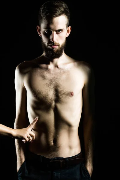 Mince barbu homme avec mince torse nu isolé sur noir — Photo