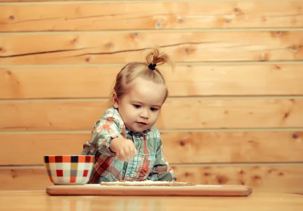 Schattig kind koken met deeg, meel en kom op hout — Stockfoto