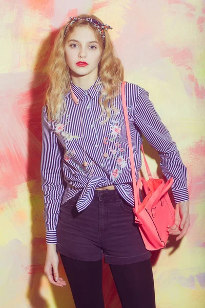 スタイリッシュなピンクのバッグとかわいい女の子 — ストック写真