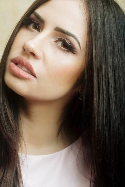 Ganska sexig kvinna ansikte med sexiga läppar och fashionabla makeup — Stockfoto