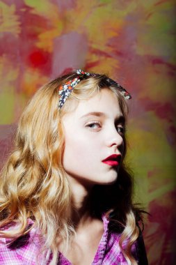 Kırmızı dudaklar ve sarı kıvırcık saçlı güzel kız