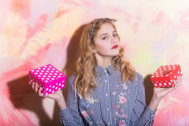İki kırmızı ve pembe polkadot hediye kutuları ile güzel kız