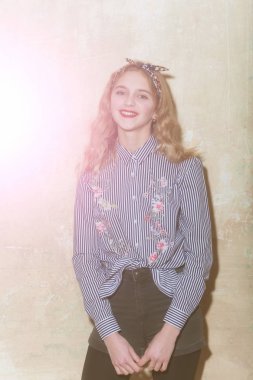 Neşeli güzel kız mavi çizgili gömlek ve kafa bandı