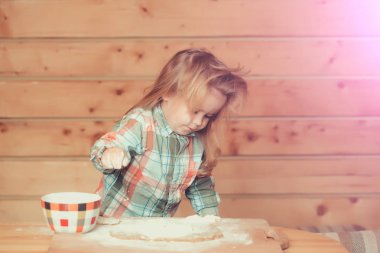 şirin çocuk ile hamur, yemek un ve ahşap kase