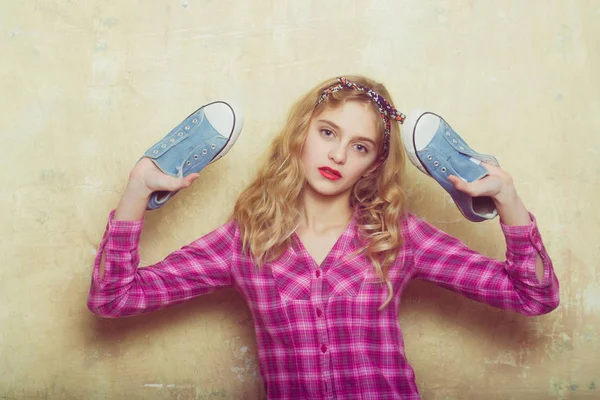 Όμορφο κορίτσι με μπλε Μόδα πάνινα παπούτσια στα χέρια — Φωτογραφία Αρχείου