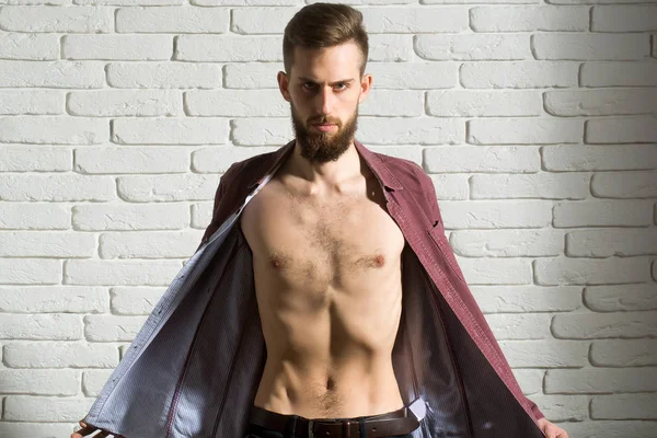 Slim barbu homme en chemise violette sur fond de mur de briques — Photo