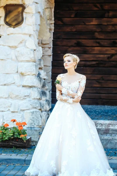 Bella ragazza o sposa in abito da sposa bianco con fiore — Foto Stock