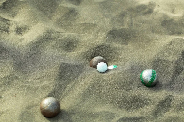 Palle sportive Bocce sulla spiaggia di sabbia — Foto Stock