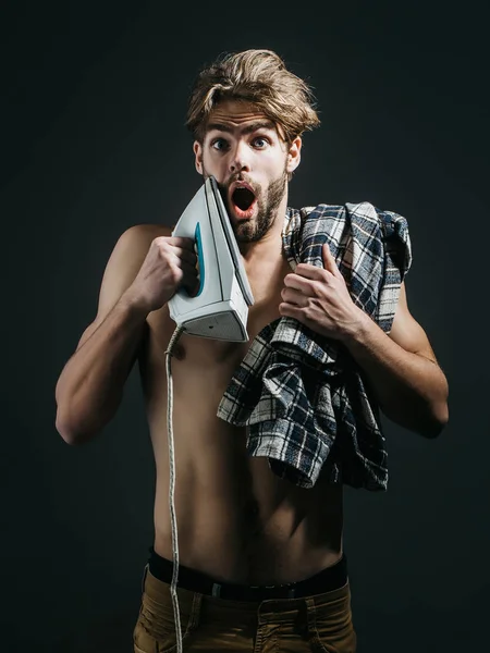 Topless uomo urla con ferro da stiro — Foto Stock