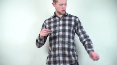 Sakal ve yoyo ile genç bir adam. El çabukluğu gençler için oyun. Genç sakallı adam çok sıkılmak değil onun boş zamanlarında, oynanır. Modern eğlence ve dinlenme