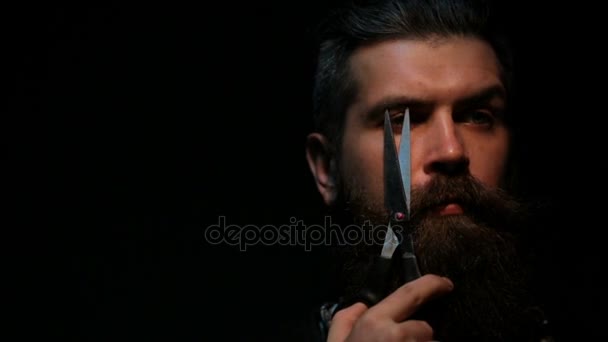 Ciseaux tranchants, jeux dangereux de l'homme barbu. Salon de beauté ou salon de coiffure. L'homme barbu joue un jeu avec la lame. Coiffeur attrayant avec barbe — Video