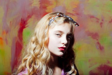 Kırmızı dudaklar ve sarı kıvırcık saçlı güzel kız