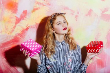 İki kırmızı ve pembe polkadot hediye kutuları ile güzel kız