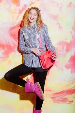 Pembe ugg Boots şık çanta ile neşeli güzel kız