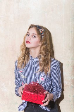 Kırmızı hediye kutusu ile güzel kız