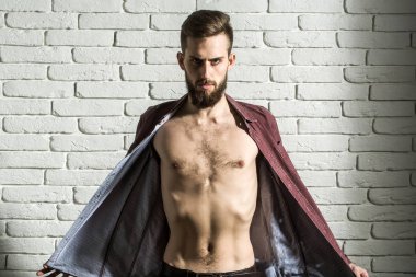 ince tuğla duvar arka plan üzerinde mor tişörtlü adam sakallı