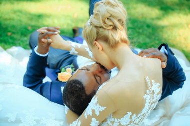 Güzel bir kız ya da yakışıklı adamı öperken sevimli gelin