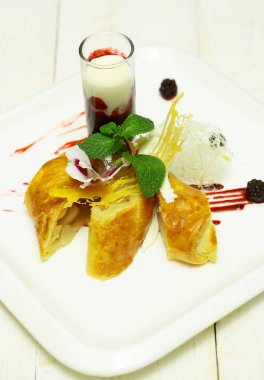 Lezzetli krem veya elma strudel