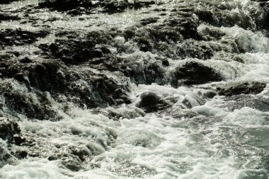 Siyah Taşlı kıyıya fırtınalı dalgalar güzel gri deniz sıçrama