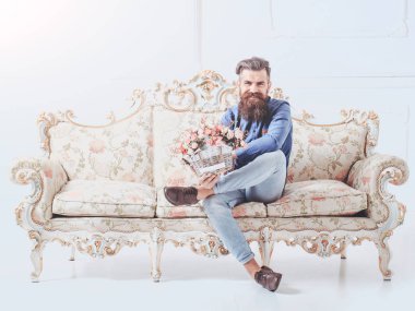 sakallı adam çiçekli kanepe