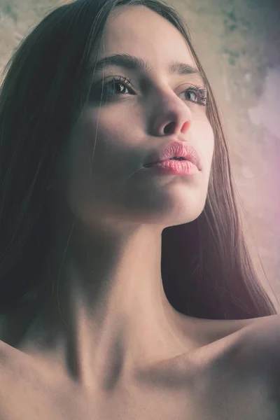 Ziemlich sexy Frauengesicht mit sexy Lippen und langen Haaren — Stockfoto