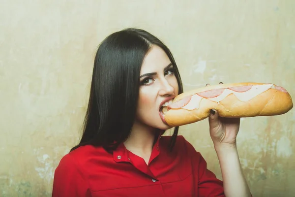 Sexy kobieta Ładna Brunetka zjada sandwich duże lub burger — Zdjęcie stockowe