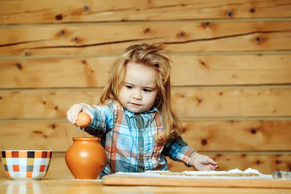 Criança bonito cozinhar com massa, farinha, ovo e tigela — Fotografia de Stock