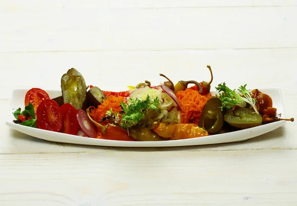 Deliciosas verduras en vinagre en el plato —  Fotos de Stock