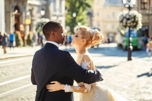 Feliz noivo afro-americano e linda noiva dançando na rua — Fotografia de Stock