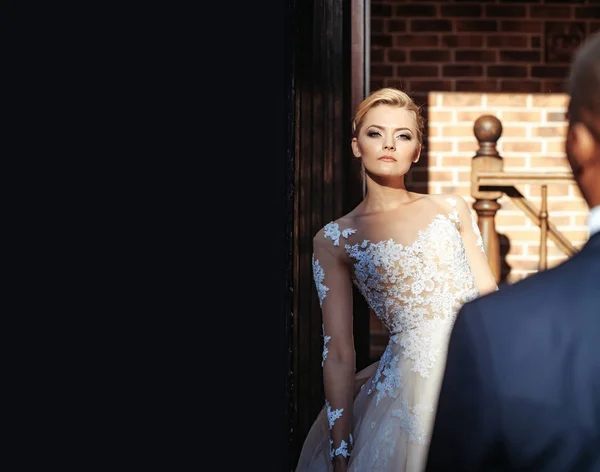 Söt flicka eller söta bruden i vit sexig brudklänning — Stockfoto