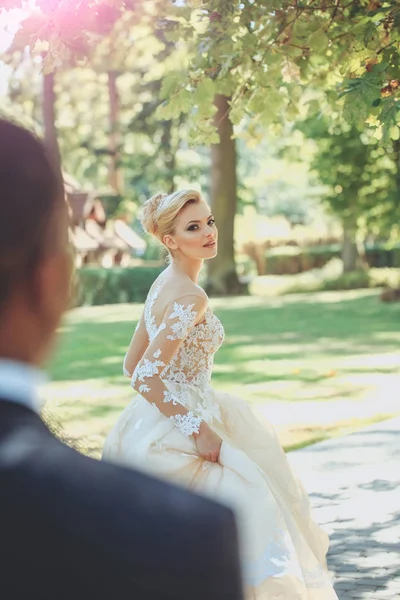 Söt flicka eller söta bruden i vit sexig brudklänning — Stockfoto