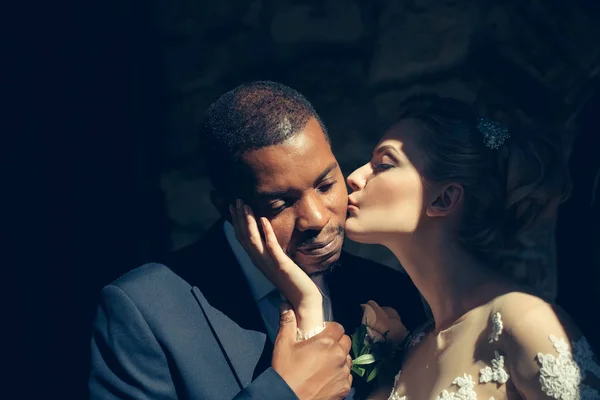 Liebende hübsche Mädchen oder schöne Braut küsst schönen Mann — Stockfoto