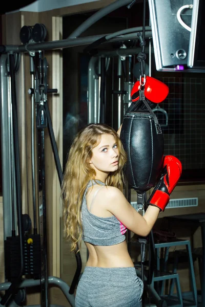 Csinos lány boxer lyukasztó — Stock Fotó
