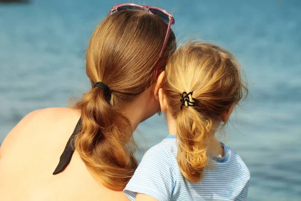 Ibu dan anak melihat laut — Stok Foto