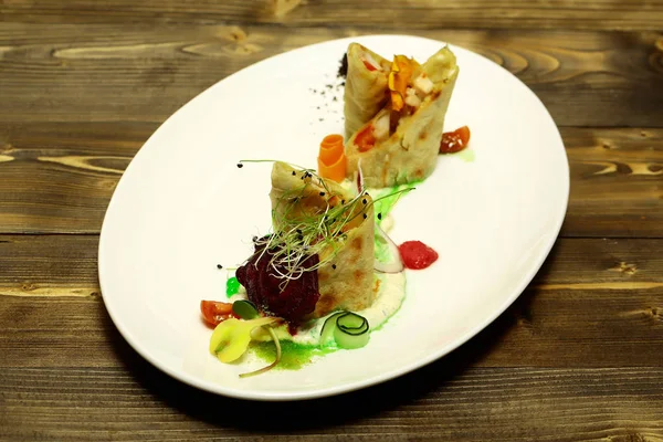 Des morceaux de tarte aux poissons écailleux — Photo