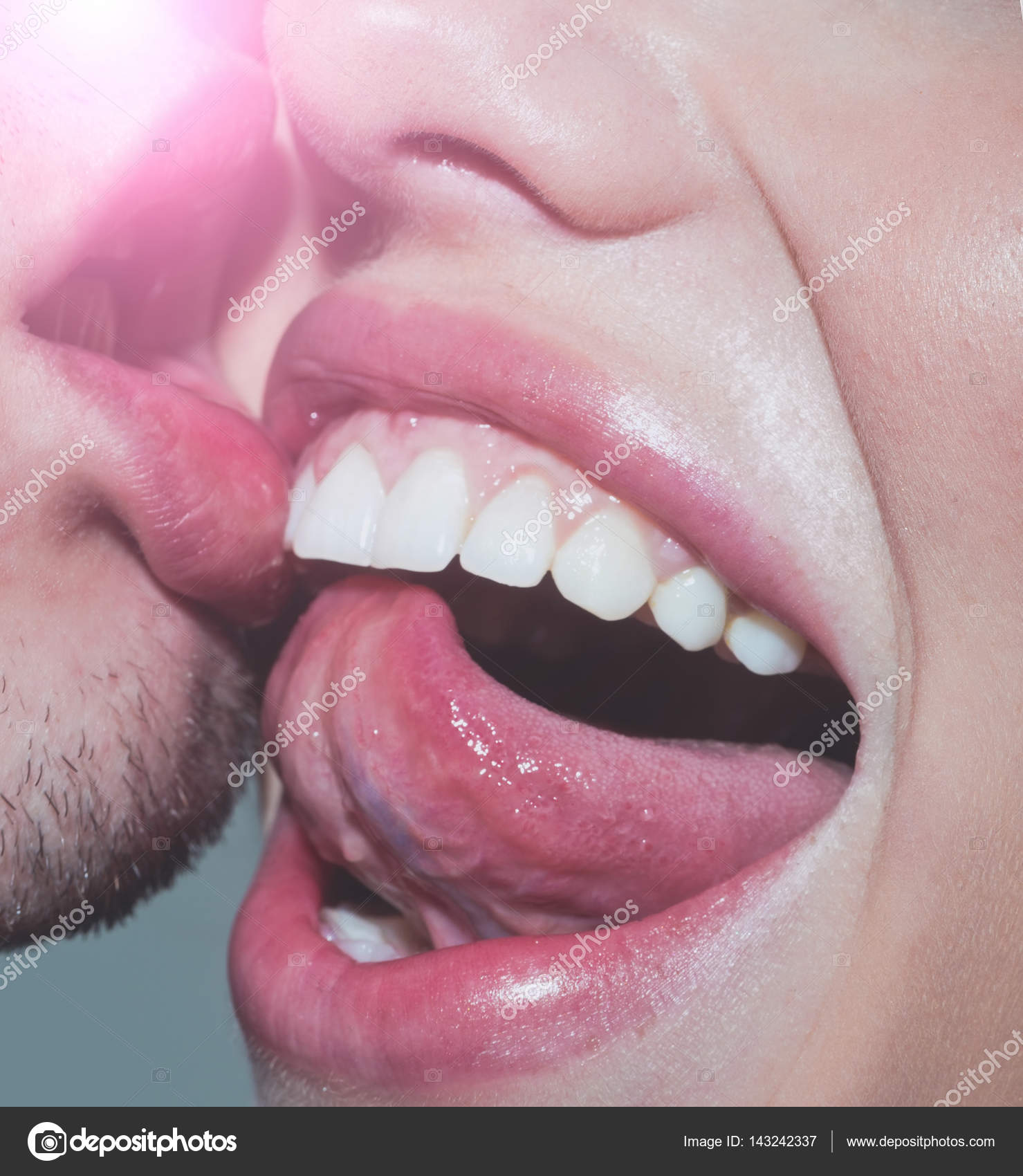 Männliche und weibliche Lippen, Zunge, weiße Zähne lecken oder lächelndes G...