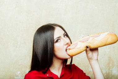 seksi güzel esmer kadın büyük sandviç ya da hamburger yiyor