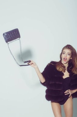 kürk çanta ile uzun saçlı çok seksi kadın