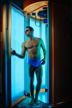 kaslı adam seksi vücut Solaryum ile