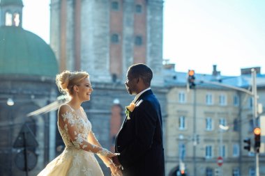 Mutlu Afrika kökenli Amerikalı damat ve sokakta gülüyor sevimli gelin