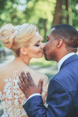 Sevgi dolu damat omuz çok güzel gelinin dokunur