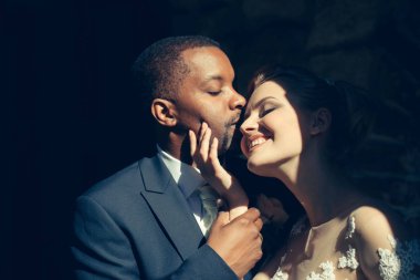 Sevgi dolu güzel bir kız ya da yakışıklı adamı öperken güzel gelin