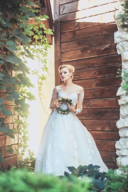 Güzel bir kız ya da çiçek çelenk ile güzel gelin