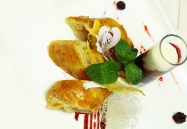 Lezzetli krem veya elma strudel