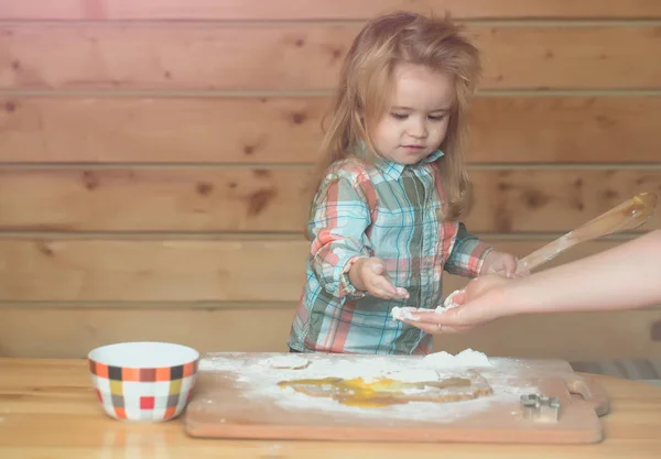 Manos femeninas ayudan a los niños a cocinar con masa, harina, huevo, tazón — Foto de Stock
