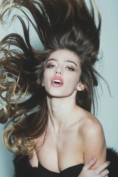 Bastante sexy mujer o chica con el pelo largo en piel — Foto de Stock