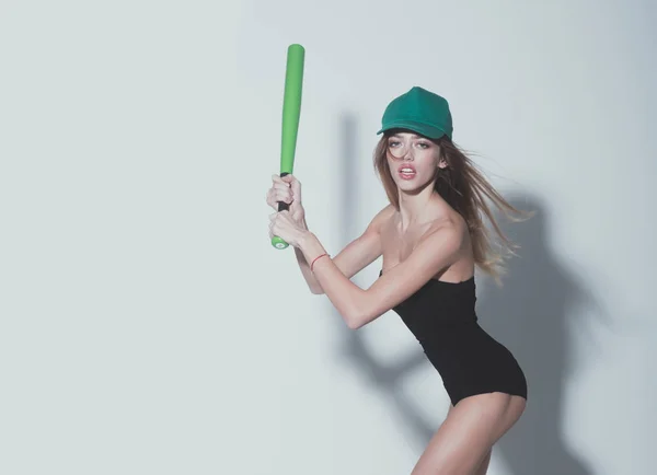 Mooie sexy vrouw met lange haren houdt groen honkbalknuppel — Stockfoto