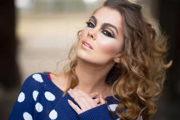 Pretty girl with stylish makeup and long curly hair — Stock Photo, Image